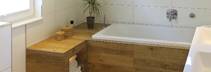 Moderne Badewanne mit Holzverkleidung